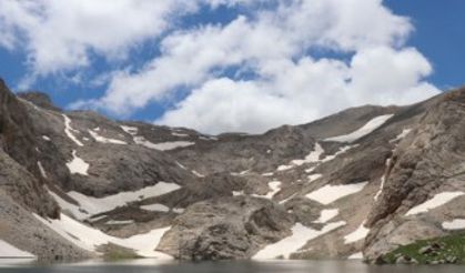 Bolkar zirvesindeki kar ve göl manzarası ziyaretçilerini mest ediyor