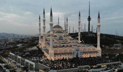 Büyük Çamlıca Camii’nde tarihi kalabalık