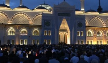 Büyük Çamlıca Camii’ne binlerce genç akın etti