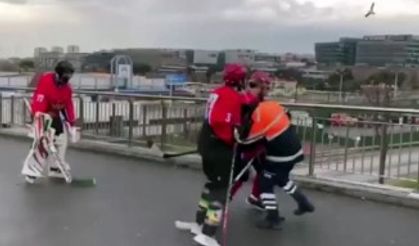 Buz hokeyi takımı temizlik görevlisine karşı