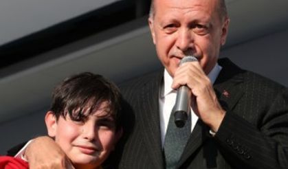 Cumhurbaşkanı Erdoğan’a sahnede sarılan Emirhan o anları anlattı