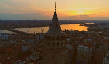 Galata Kulesi’nin gün batımıyla birleşen manzarası mest etti