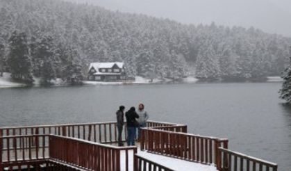 Gölcük Tabiat Parkı beyaz örtüyle kaplandı