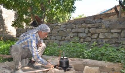 Harabe değirmende 40 yıldır tahıl öğüterek geçimini sağlıyor