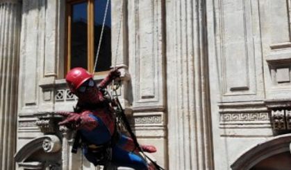 Örümcek adamların İstiklal Caddesindeki gösterisi ilgiyle izlendi