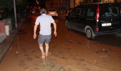 Su borusu patladı, mahalleli deprem sandı