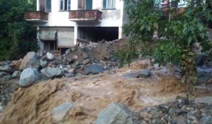 Trabzon’da şiddetli yağış hasara yol açtı