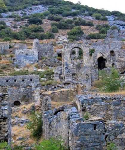 2 bin yıllık antik kente beton yapı!