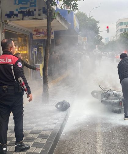 Motosiklet Arızası İsyanı: Bayi Önünde Ateş Yaktı