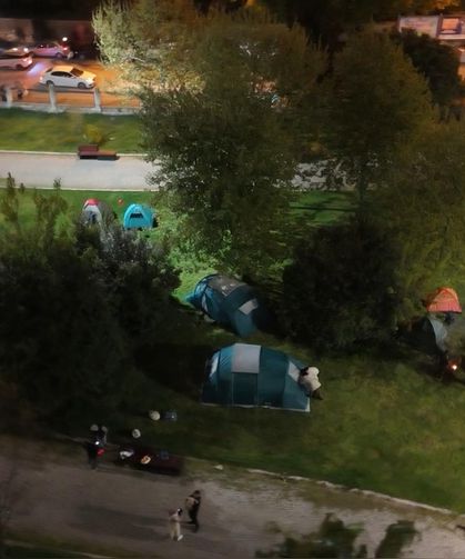 İstanbul'da Deprem Sonrası Güvenlik Endişesiyle Çadırlara Sığınanlar