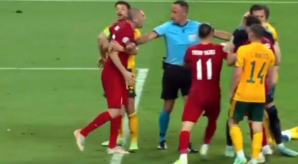 Türkiye-Galler maçında iki takımın futbolcuları birbirine girdi