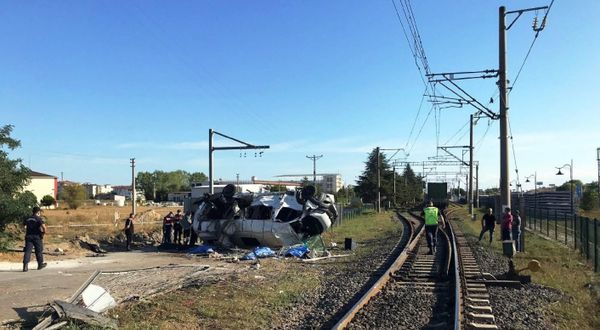 Feci kaza… Yük treni minibüse çarptı: 6 ölü