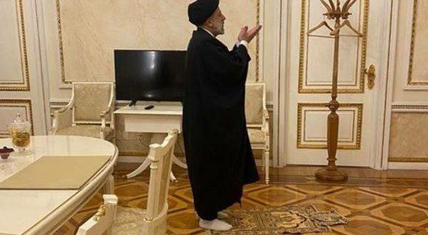 İran Cumhurbaşkanı Reisi, Kremlin'de namaz kıldı