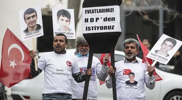 Evlat nöbetindeki aileler çelenk bırakmak istedi, HDP’ liler saldırdı