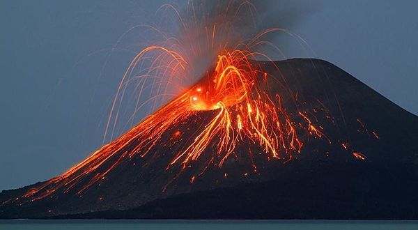 Dünyanın en aktif volkanı patladı