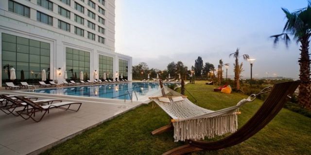 İstanbul’un en iyi açık yüzme havuzlu 10 oteli