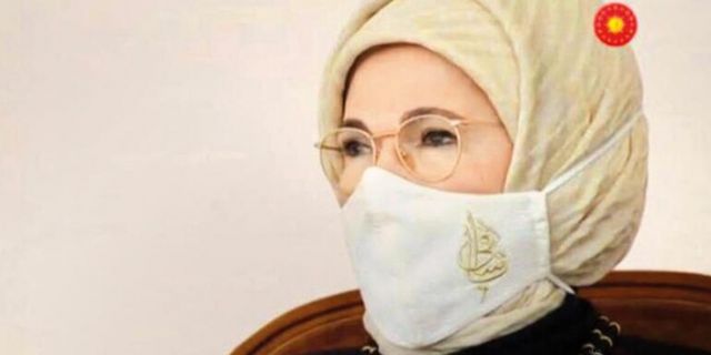 Emine Erdoğan’ın maskesinde ne yazıyor