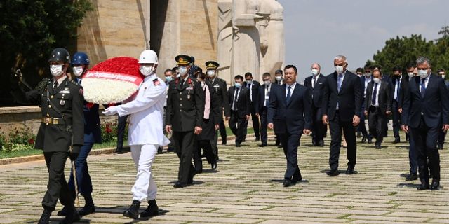 Erdoğan, Kırgızistan'ın liderini resmi törenle karşıladı