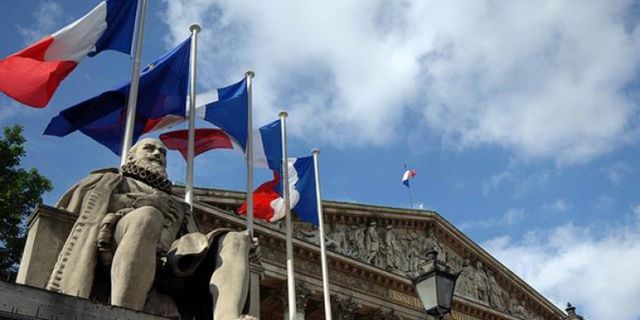 Fransa'da, Müslümanların ötekileştirildiği gerekçesiyle eleştirilen tasarı yasalaştı