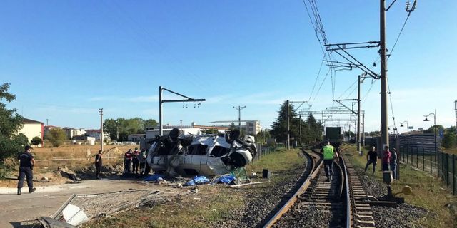 Feci kaza… Yük treni minibüse çarptı: 6 ölü