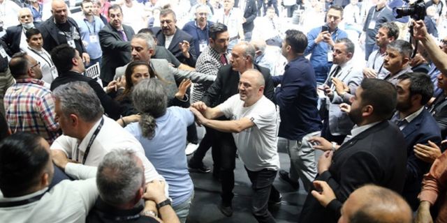 Beşiktaş genel kurulunda kavga! Tokat atanlar, birbirine hakaret edenler…
