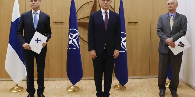 Finlandiya ve İsveç, NATO’ya üyelik için resmi başvurularını sundu