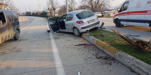 Bursa'da otomobil ile şarjlı motosikletin karıştığı kazada, 2'si çocuk 5 kişi yaralandı