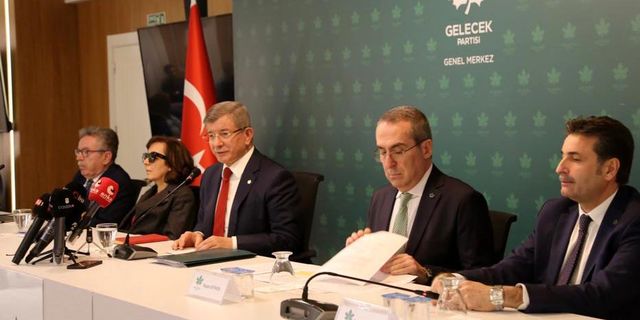 Davutoğlu: 'Yolsuzluk iddiaları için araştırma komisyonu kurulmalı'