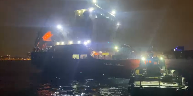 Zeyport'ta demir atan 'Navin Hawk' adlı gemide yangın çıktı