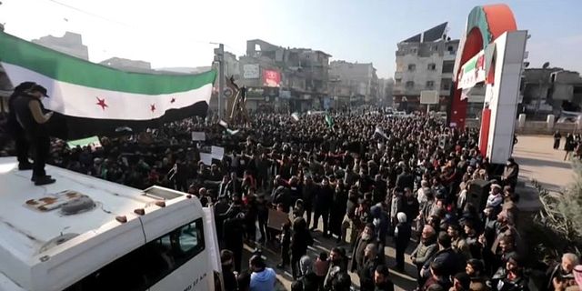 Suriye'nin kuzeyinde muhalif protesto: 'Erdoğan bizi satsa bile teslim olmayacağız!'