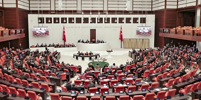 CHP’nin emekli maaşları yükseltilsin talebi AKP ve MHP oylarıyla reddedildi!