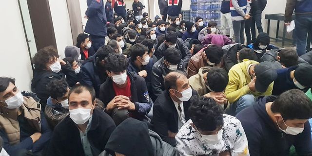 Yakalanan 227 Afgan göçmen, ülkelerine gönderildi