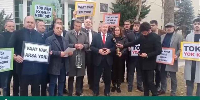 Gelecek Partili Selçuk Özdağ, boş arazide fenerle TOKİ konutu aradı!