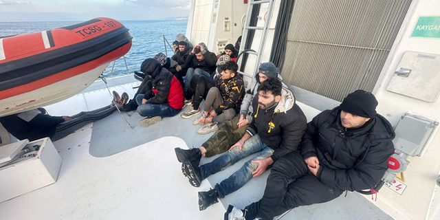 Yunanistan'ın denize ittiği 19 kaçak göçmen Türkiye'ye sığındı