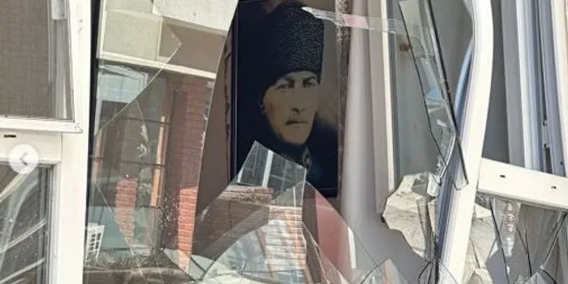 Yıkılan binaların duvarlarındaki Atatürk fotoğrafları duygulandırdı