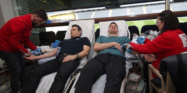 Fenerbahçe'li oyunculardan Kızılay kan bağış kampanyasına destek