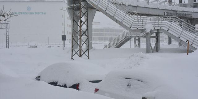 Bitlis'te kar kalınlığı 107 cm'yi geçti, yollar ulaşıma kapandı