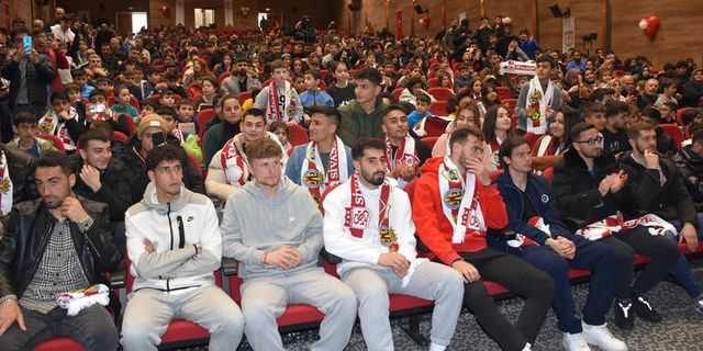 Sivassporlu futbolcular depremzedeleri ziyaret etti