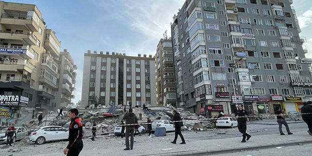 Urfa'da 7 katlı bina çöktü