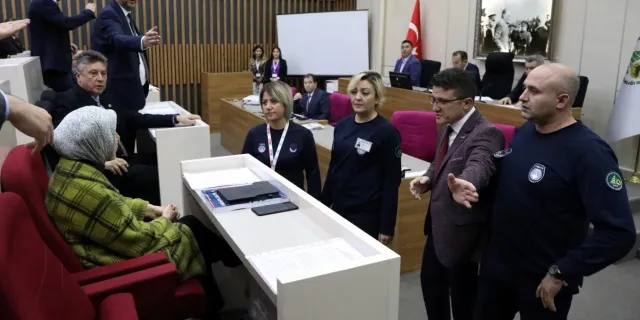 Tanju Özcan, meclis üyesini dışarı çıkarttı