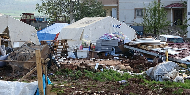 Pazarcık'ta hortum; depremzede çadırları uçtu,1 ölü, 50 yaralı