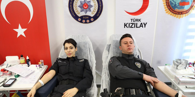 Şişli ilçe Emniyet Müdürlüğü ekiplerinden Türk Kızılay'ına kan bağışı