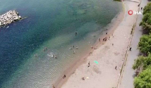 Sıcaktan bunalan vatandaşlar kendilerini Caddebostan plajına attı