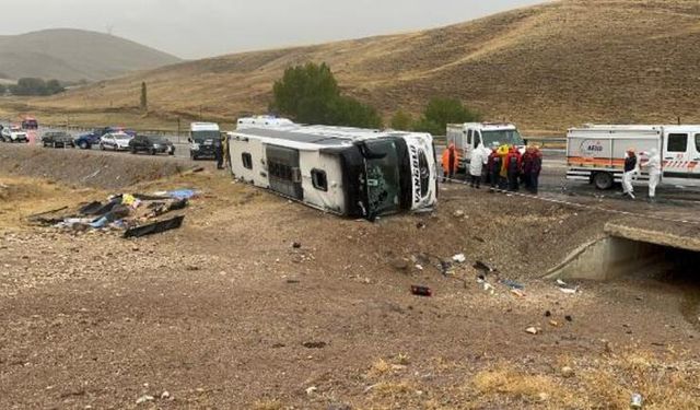 Sivas'ta korkunç kaza: 4 ölü 32 yaralı