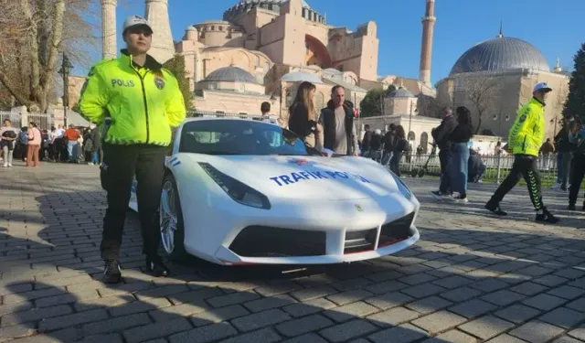 Turistin Ferrari polis arabası şaşkınlığı!