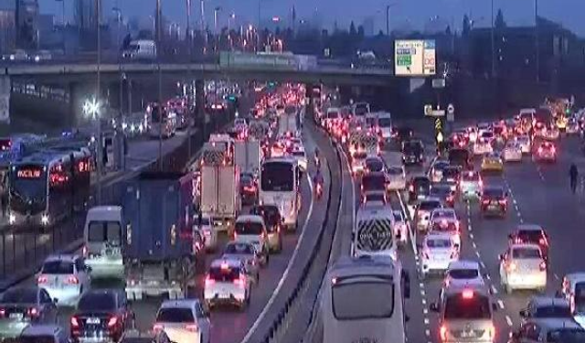 İstanbul'da  trafik yoğunluğu yüzde 65'e ulaştı