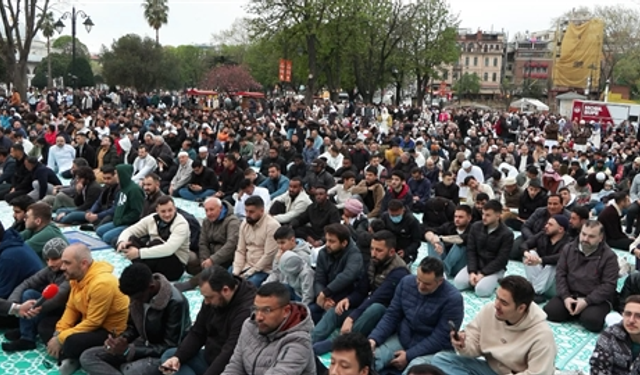 Binlerce kişi bayram namazını Ayasofya Camii'nde kıldı