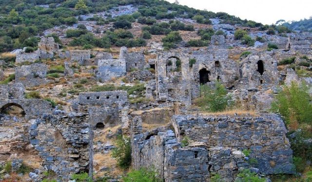 2 bin yıllık antik kente beton yapı!