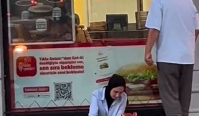 Bir kadın Burger King’te karpuz dağıtarak İsrail’i protesto etti