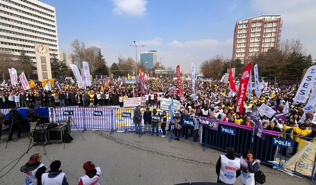 Ankara'da Kamu Çalışanları Geçim Sıkıntısını Protesto Etti